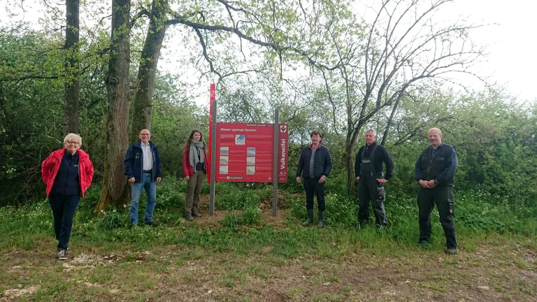 Die Informationstafel ist nun fest im Boden verankert: