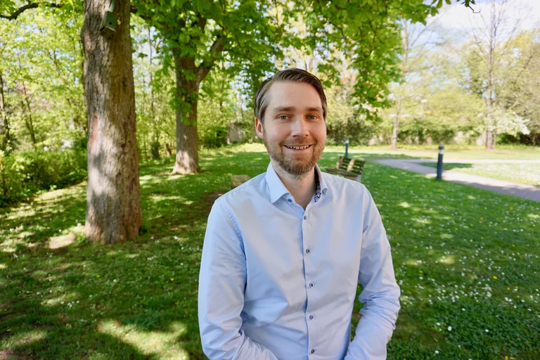 Studienleiter Prof. Dr. Nils Kroemer, der am Universitätsklinikum Tübingen im Bereich Translationale Psychiatrie der Klinik für Psychiatrie und Psychotherapie und seit 2022 als Professor für Medizinische Psychologie an der Klinik für Psychiatrie und Psychotherapie am Universitätsklinikum Bonn tätig ist.