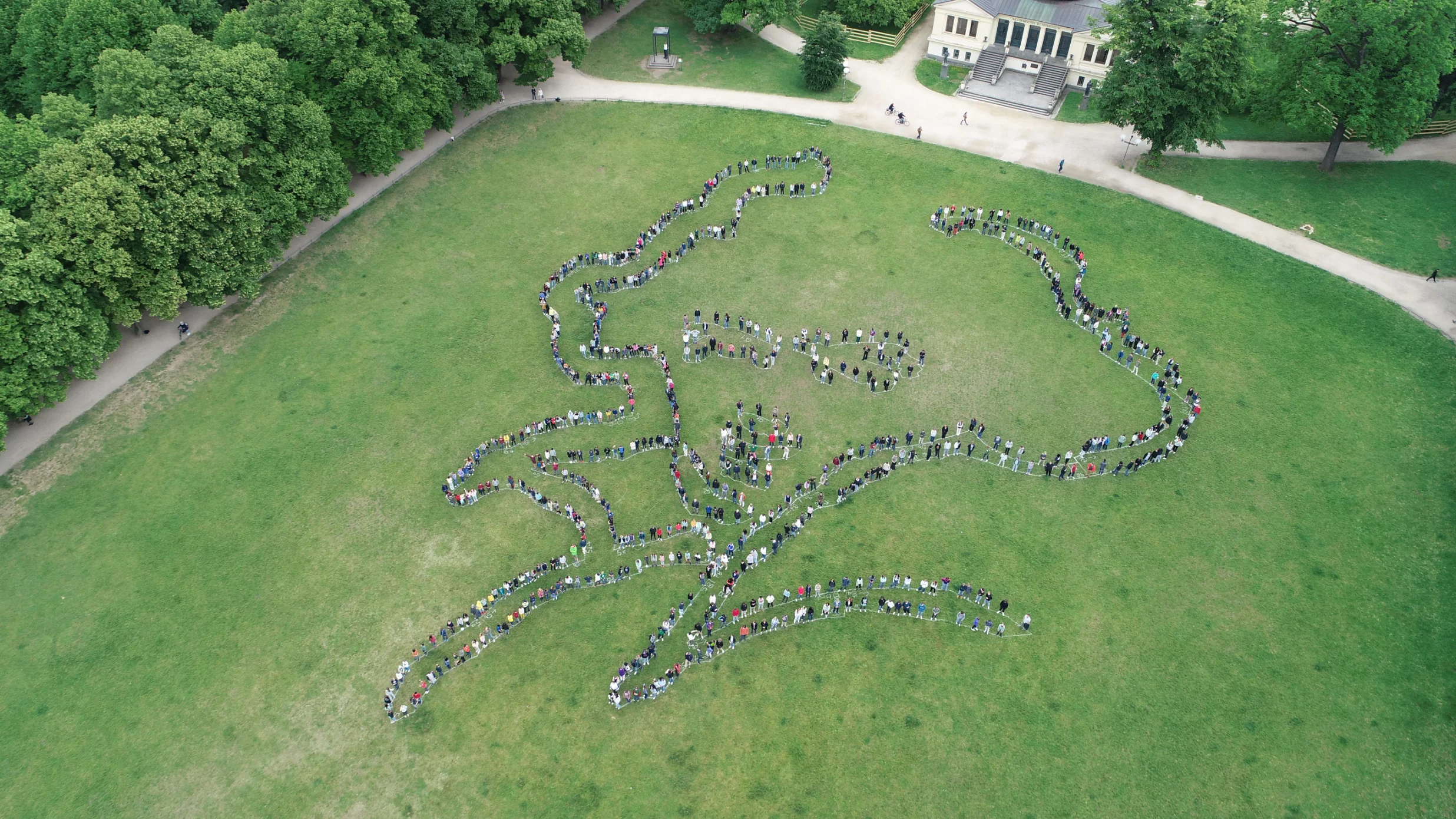 Die Umrisse des Beethoven-Logos auf der Hofgartenwiese