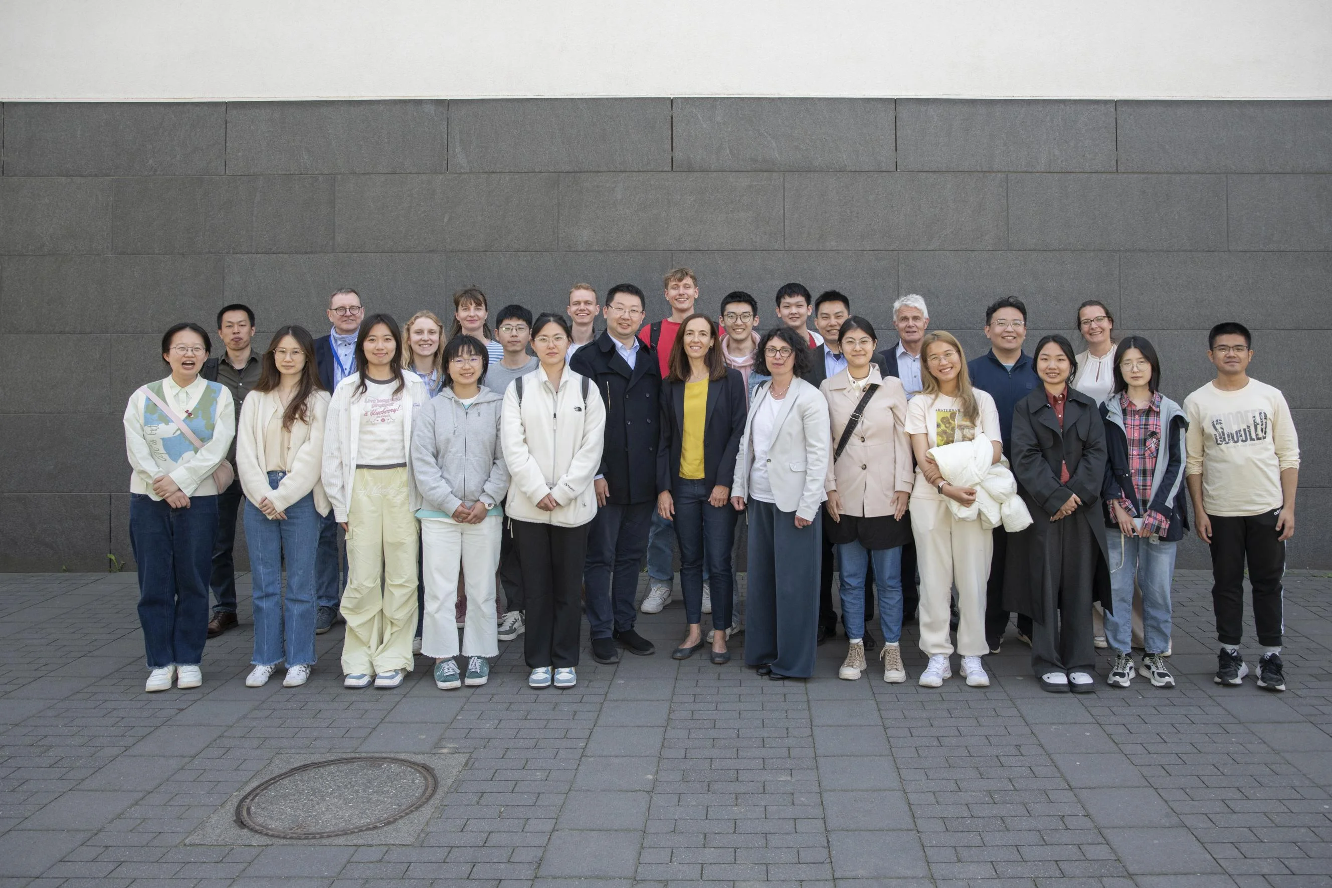 Vor dem Lehrgebäude auf dem Gelände des Universitätsklinikums Bonn: