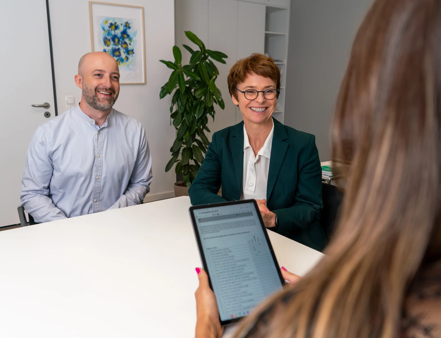 Studienkoordinator Jakob Millerowski und Prof. Dr. Alexandra Philipsen
