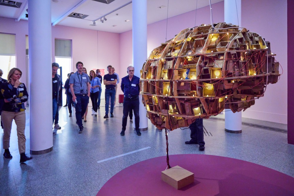 In der Bundeskunsthalle ist aktuell die Ausstellung „Das Gehirn in Kunst und Wissenschaft“ zu sehen. Genau der richtige Ort für ein Netzwerktreffen unter Wissenschaftler:innen.