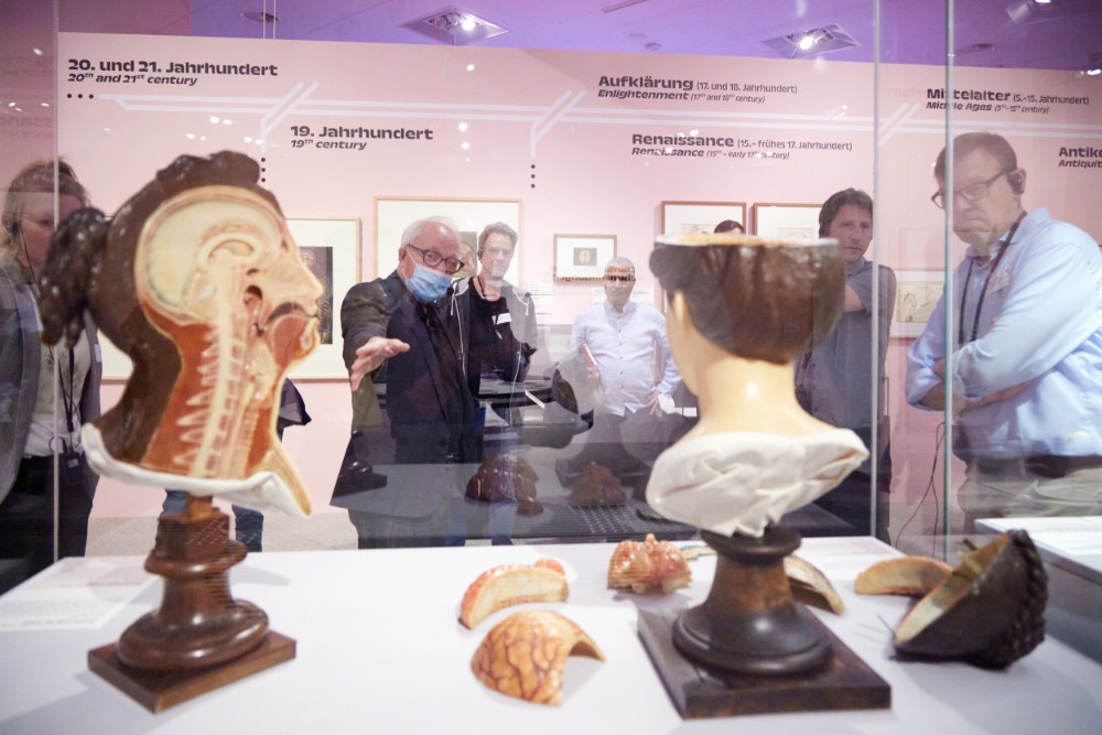 In der Bundeskunsthalle ist aktuell die Ausstellung „Das Gehirn in Kunst und Wissenschaft“ zu sehen. Mitglieder der TRAs „Leben und Gesundheit“ und „Matter“ nutzten sie für ein besonderes Netzwerktreffen.