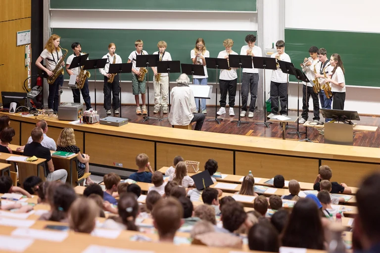 Ehe die Kinderstudis ihr Diplom überreicht bekamen,