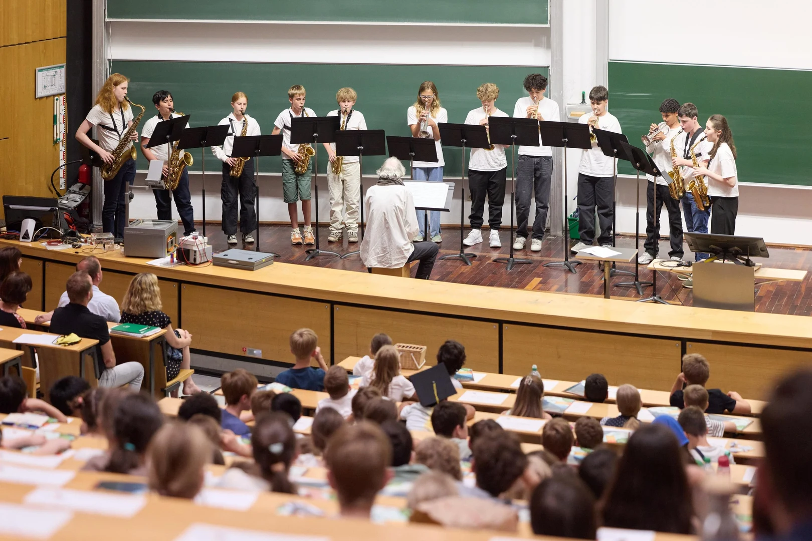 Ehe die Kinderstudis ihr Diplom überreicht bekamen,