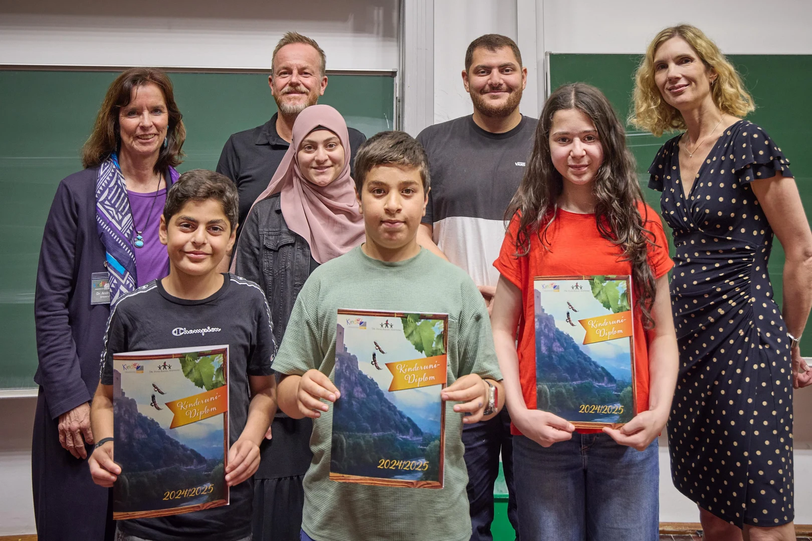 Mustafa (v.l.) bekam zur Diplomfeier eine ganz besondere Überraschung.