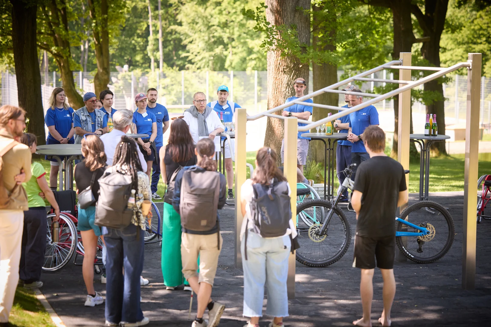 Prorektor Prof. Dr. Klaus Sandmann stellt den neuen inklusiven Parcours auf dem Gelände des Hochschulsports vor.