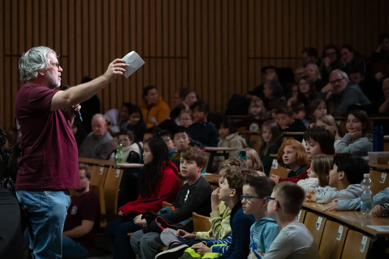 Professor Herbert Dreiner, Leiter des Phyusicals, kündigt das Programm an.