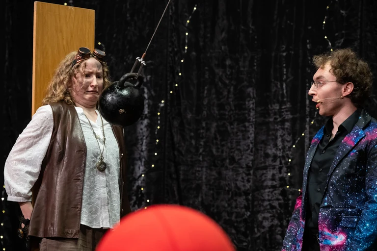 Das Universum (Johann Ostmeyer) erteilt der Menschheit (Sophia Paul) eine Lektion in Sachen Energieerhaltung.