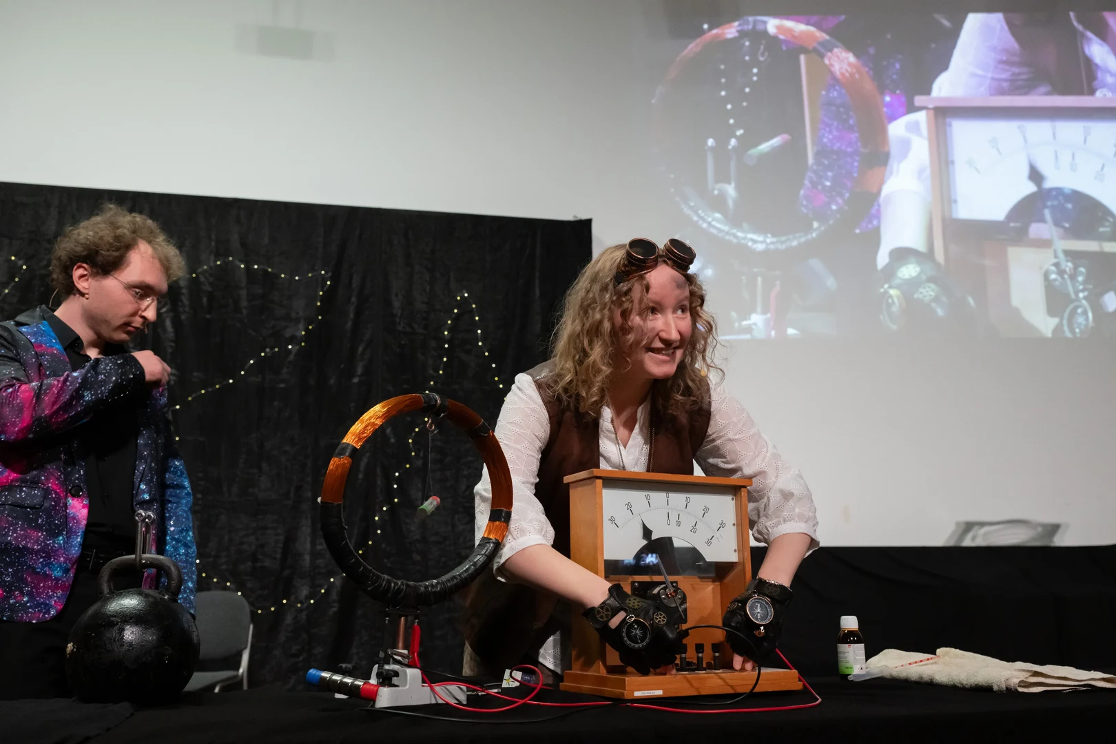 Die Menschheit (Sophia Paul) und das Universum (Johann Ostmeyer) veranschaulichen die Arbeitsweise eines Generators.