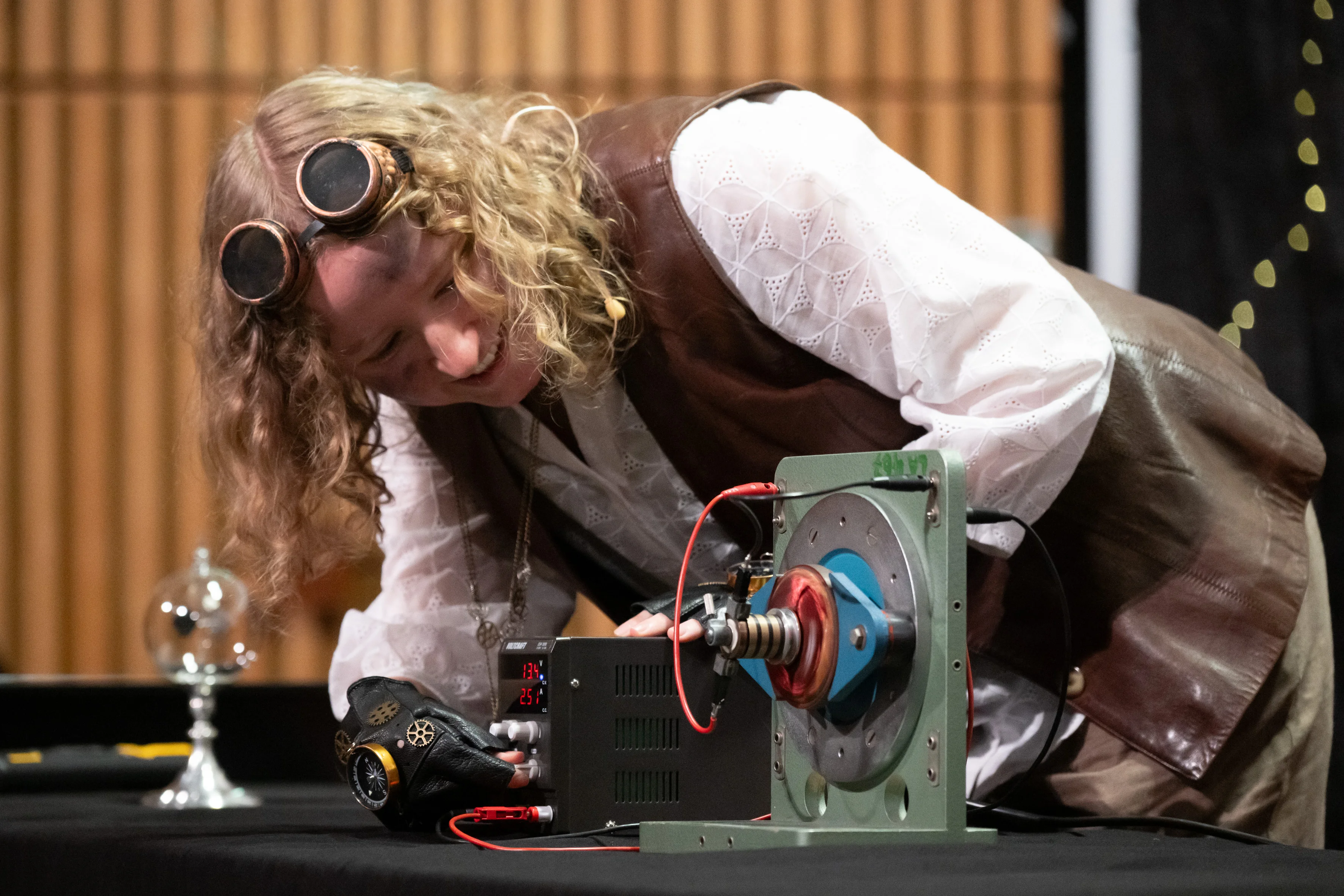 Die Menschheit (Sophia Paul) erklärt, wie ein Elektromotor funktioniert.