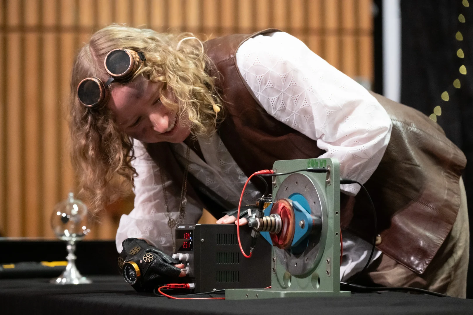 Die Menschheit (Sophia Paul) erklärt, wie ein Elektromotor funktioniert.