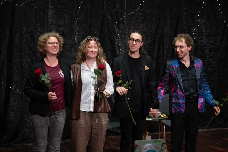 Das Phyusical-Team bei der Aufführung am Samstag bestand aus (v.l.n.r.) Jana Heysel (Autorin und Projektleiterin), Sophia Paul (Menschheit), Can Cetinkaya (Klavier), Johann Ostmeyer (Universum) sowie Kristoffer Kerkhof und Mika Thein (Technik, nicht im Bild).