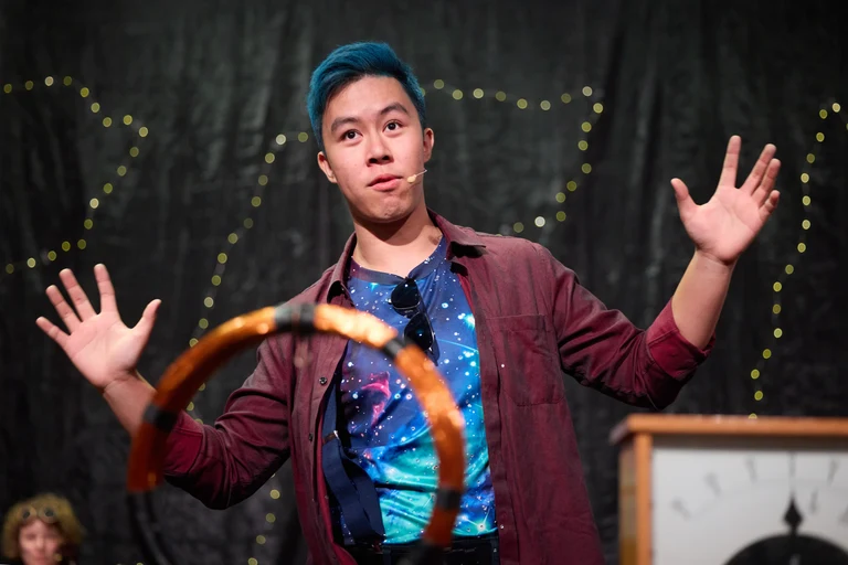 Bei der Premiere am Sonntag spielte Tien-Son Nguyen das Universum.