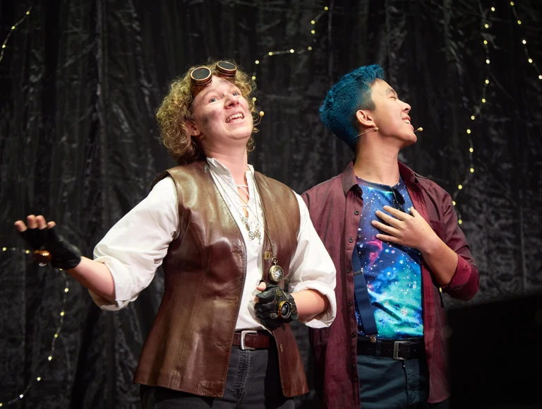 Neben Experimenten und Schauspiel ist Gesang ein zentraler Teil des Phyusicals (links: Jana Heysel, rechts: Tien-Son Nguyen).