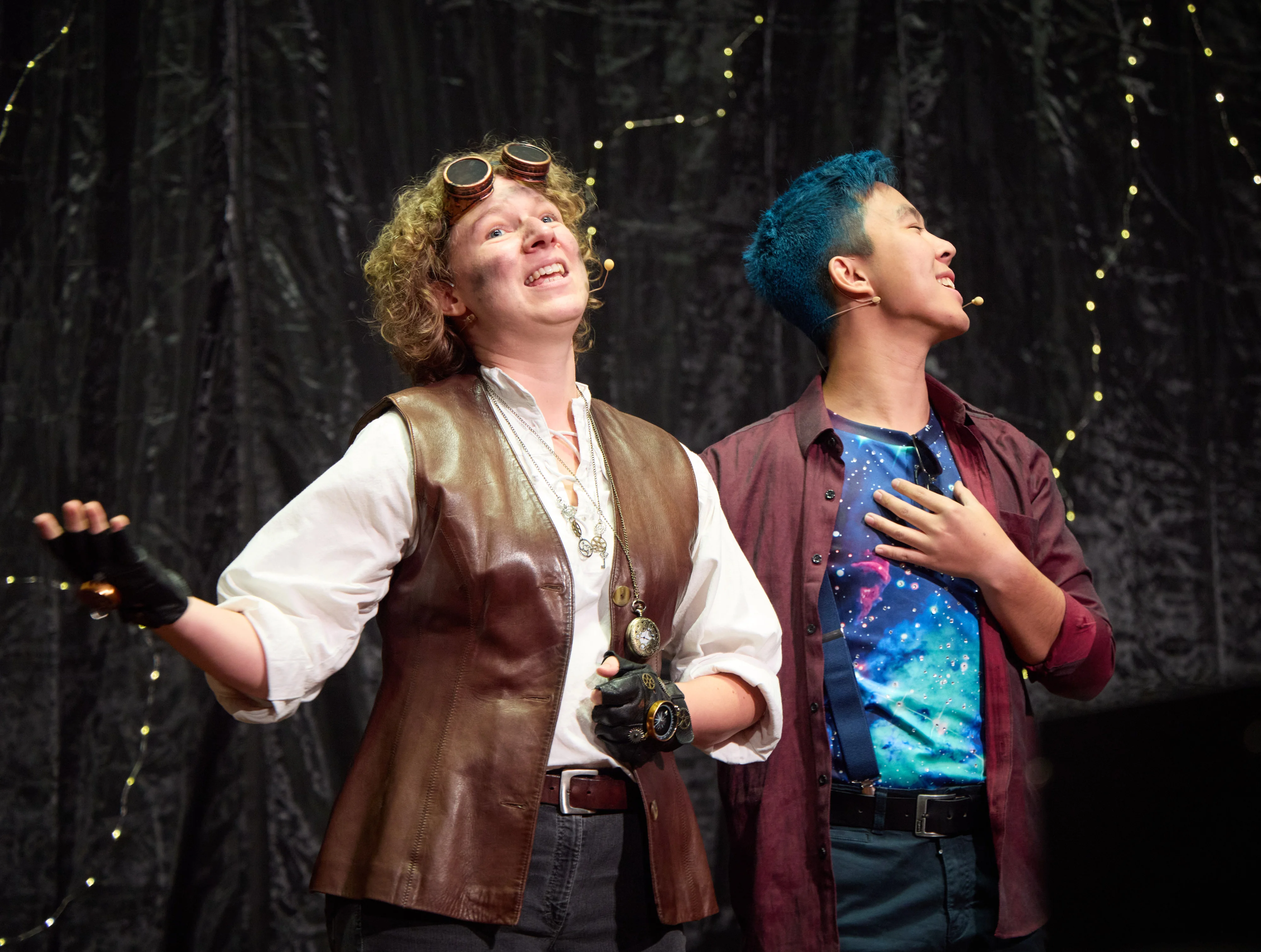 Neben Experimenten und Schauspiel ist Gesang ein zentraler Teil des Phyusicals (links: Jana Heysel, rechts: Tien-Son Nguyen).