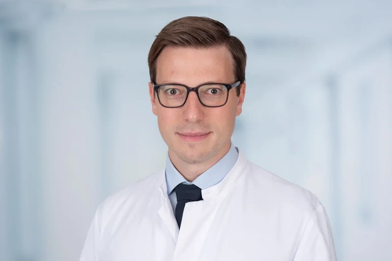 Seit August leitet Prof. Maximilian Pfau die W3-Professur für Retinologie und erbliche Netzhauterkrankungen an der Augenklinik des Universitätsklinikums Bonn (UKB)