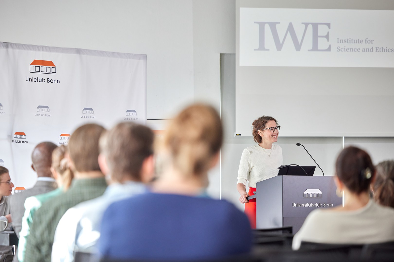 Humboldt-Professorin Aimee van Wynsberghe, Leiterin des Bonn Sustainable AI Lab am Institut für Wissenschaft und Ethik (IWE), begrüßte die Teilnehmenden im Universitätsclub.