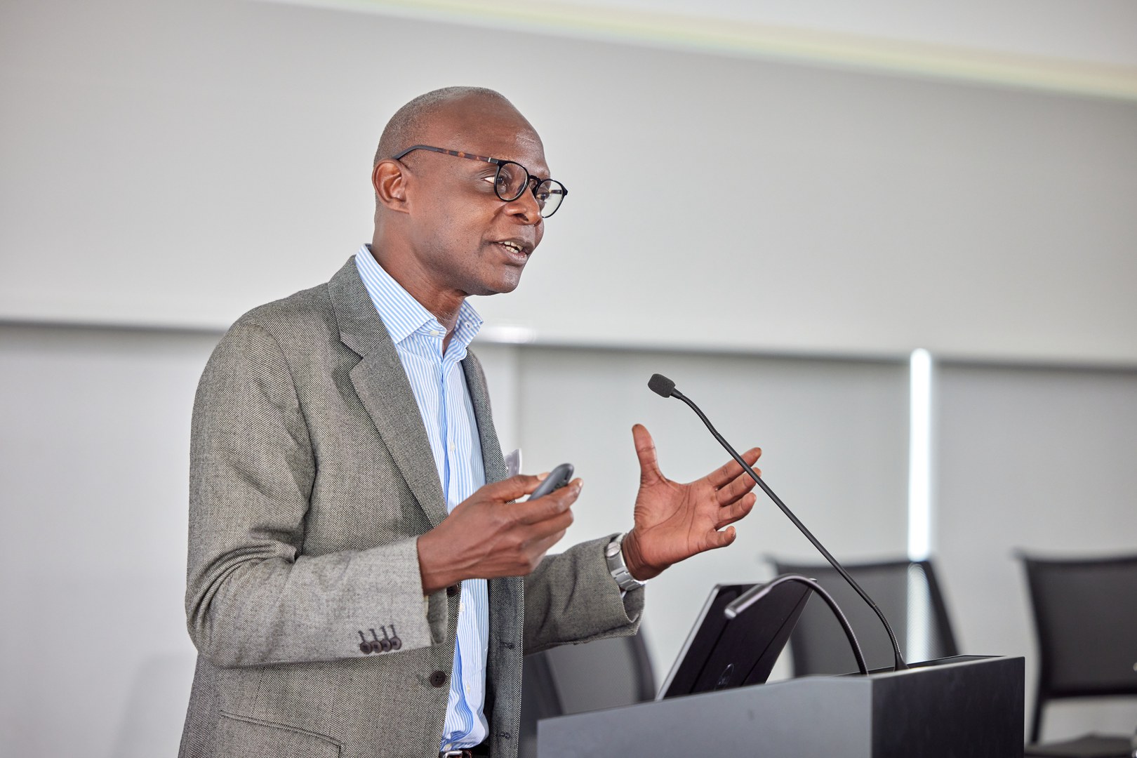 Prof. Dr. Caesar Atuire von der Universität Ghana sprach in seinem Keynote-Vortrag über einen dekolonialen Ansatz bei der Erforschung von nachhaltiger KI.