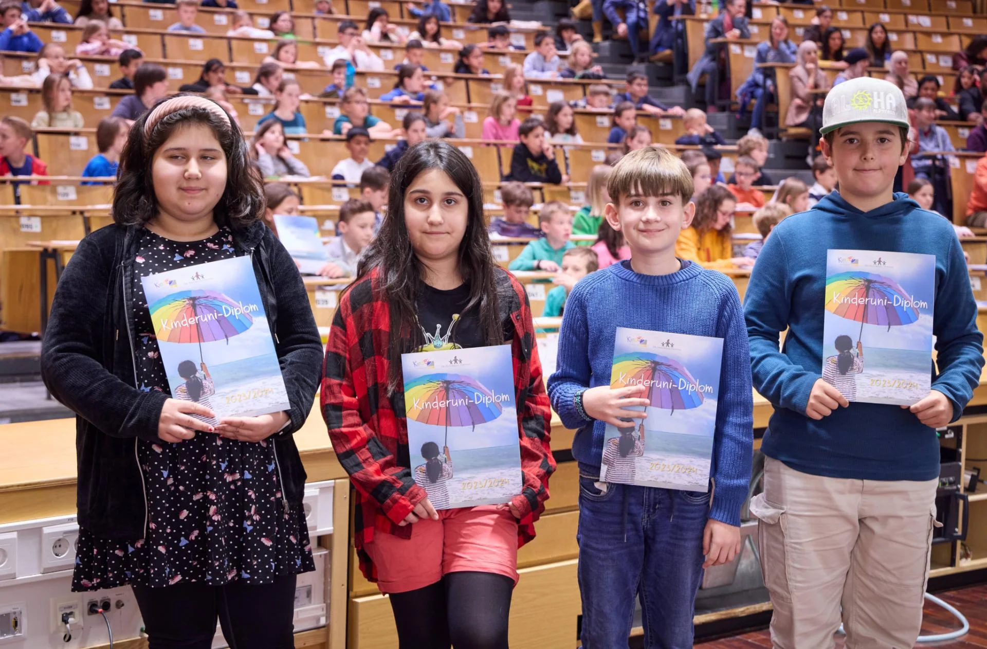 Das Kinderuni-Diplom bekommt