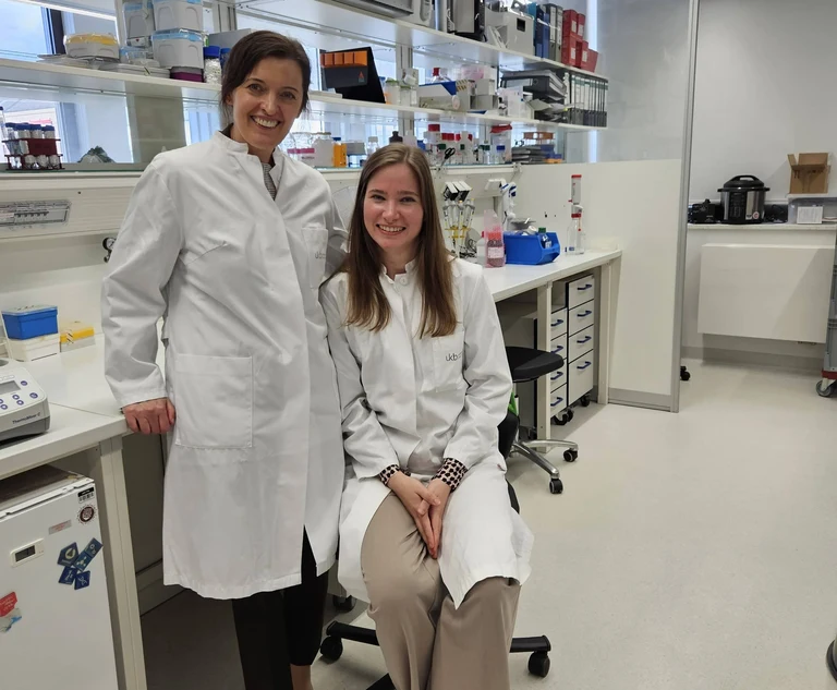 Prof. Dr. Veronika Lukacs-Kornek (links) und Sophia Rottmann haben die Auswirkungen von Fettleibigkeit auf die Lunge untersucht.