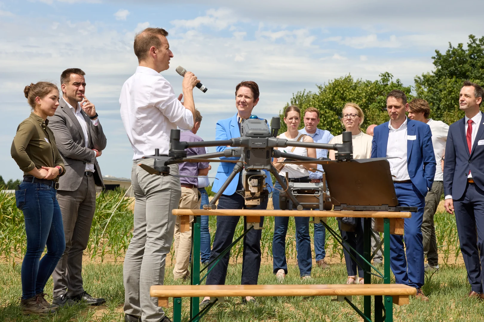 Prof. Dr. Cyrill Stachniss stellt aktuelle Drohnenforschung des Exzellenzclusters PhenoRob vor.