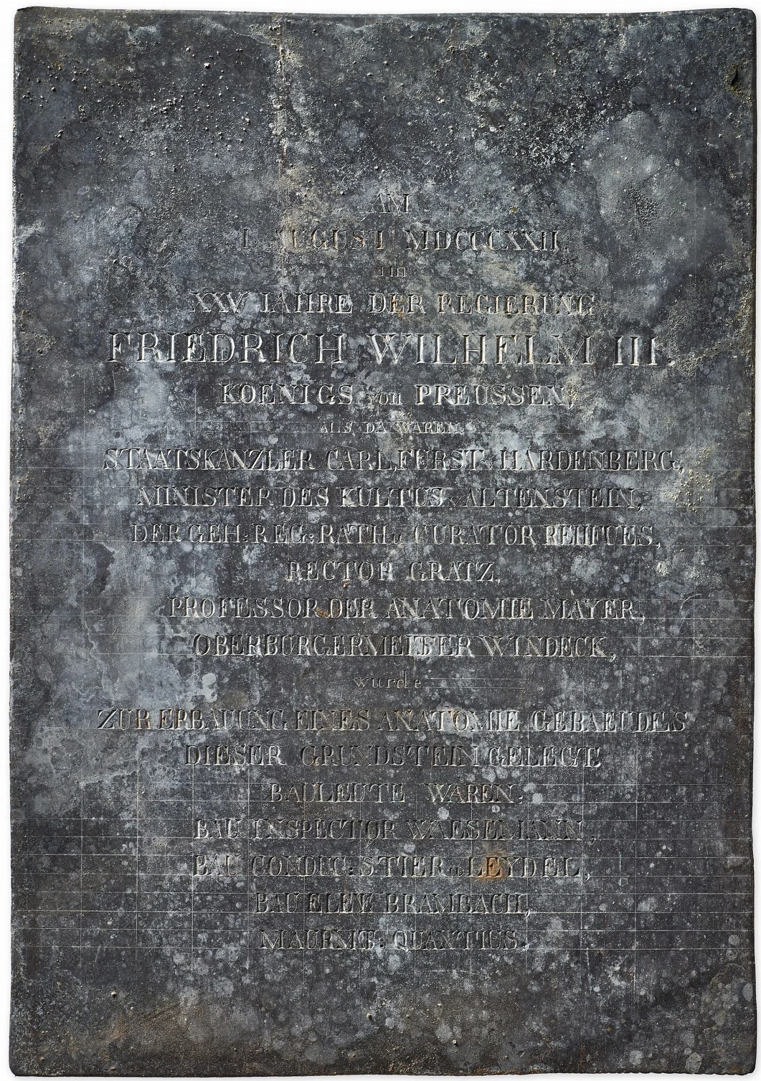 Auch nach rund 200 Jahren noch gut lesbar: Die Inschrift auf der Bleiplatte, die bei der Grundsteinlegung im  Jahr 1822 mit eingemauert wurde.
