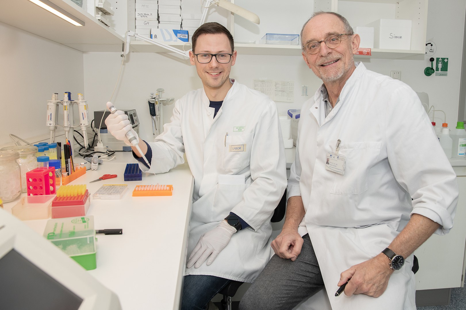Genschere findet Angriffspunkt für Hodenkrebs-Therapie: (v. li.) Kai Funke und Prof. Hubert Schorle decken den Beitrag der Neddylierung zur Cisplatin-Resistenz bei Hodenkeimzelltumoren auf.
