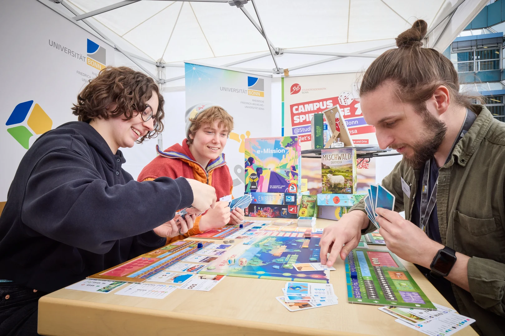 Am Stand des Lab for Analog Games and Imaginative Play (LAGIP) konnten Interessierte zahlreiche Brettspiele rund um das Thema Nachhaltigkeit entdecken.