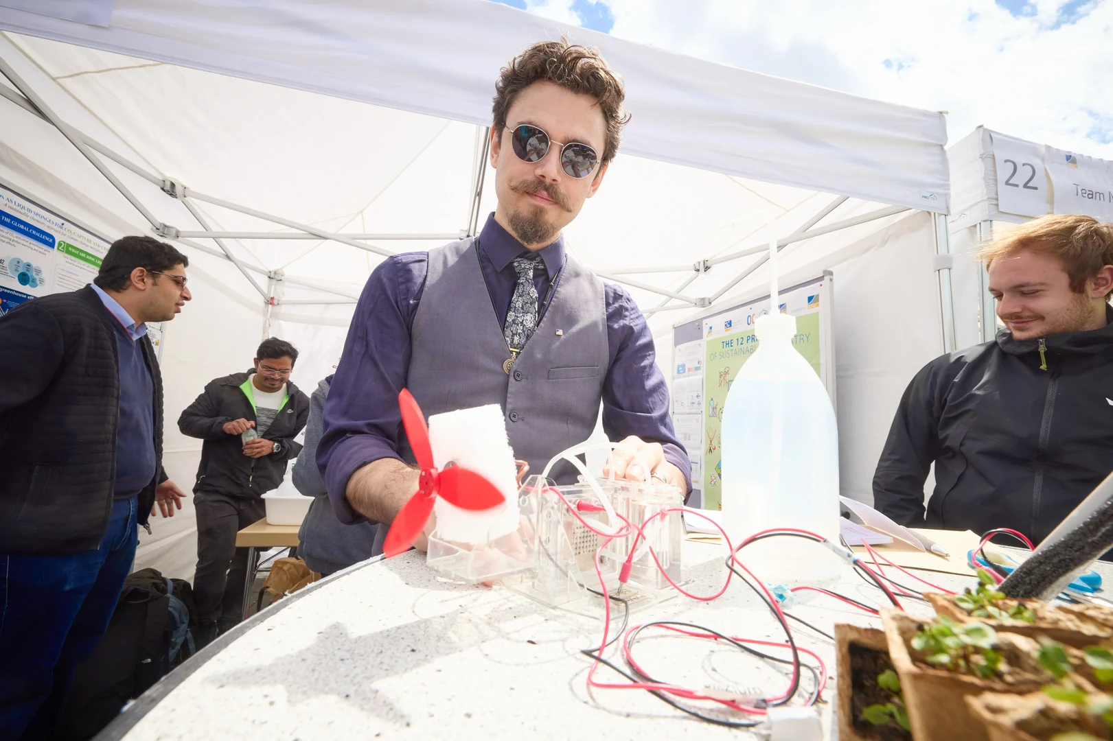 Mit Hilfe einer Brennstoffzelle im Miniaturformat demonstrierten Studierende in einem Live-Experiment am Stand der Gruppe Sustainable Chemistry, wie Wasserstoff und Sauerstoff reagieren und so Energie gewonnen wird.