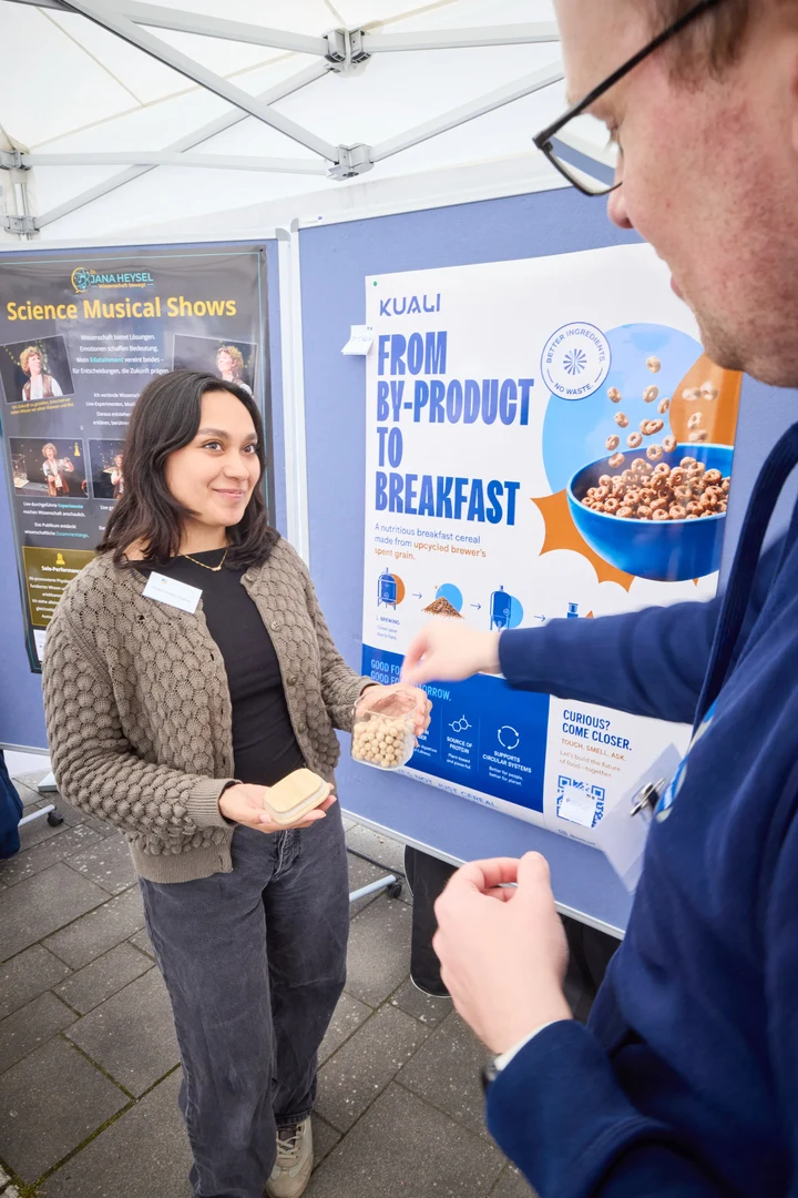 Xiadani Orozco Angelino präsentierte am Stand vom Transfercenter enaCom den Prototypen der Frühstückscerealien „Kuali“, die aus Gerste-Resten hergestellt werden.