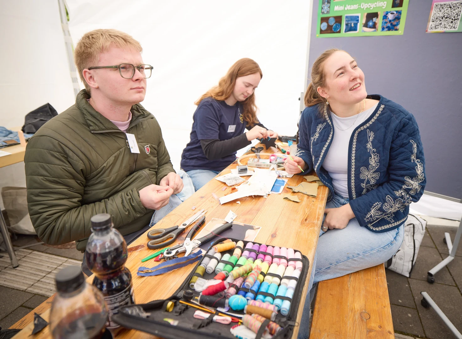 Beim Stand vom Green Office konnten Besucher*innen aus einer kaputten Jeans beispielsweise ein kleines Täschchen nähen.