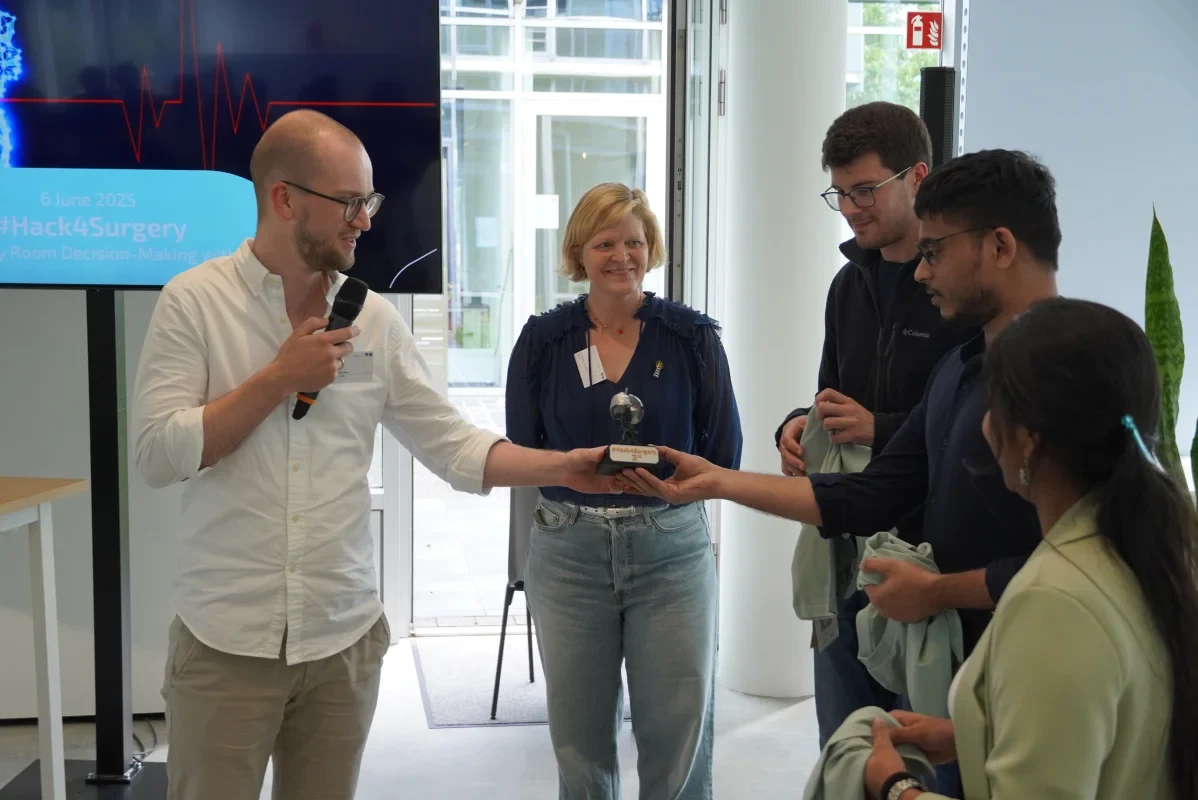 Dr. Jonas Henn und Dr. Daniela Treutlein bei der Übergabe der Preise