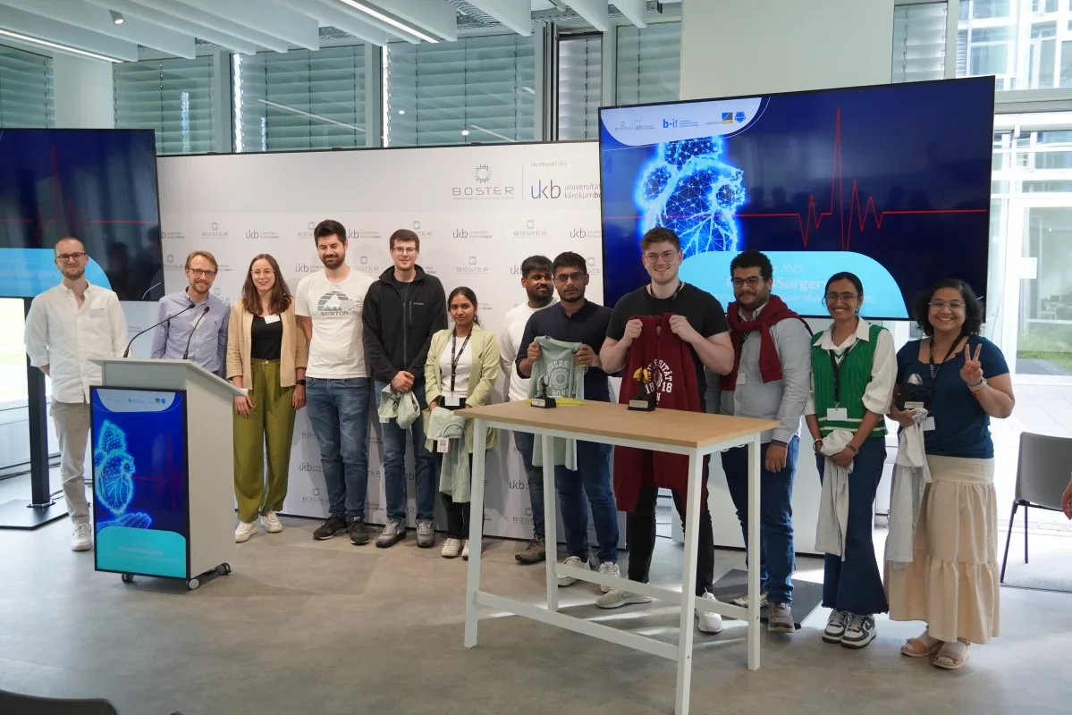 Jury mit den Sieger*innen-Teams fsk, undefined, und Code Geass (v.l.n.r.)