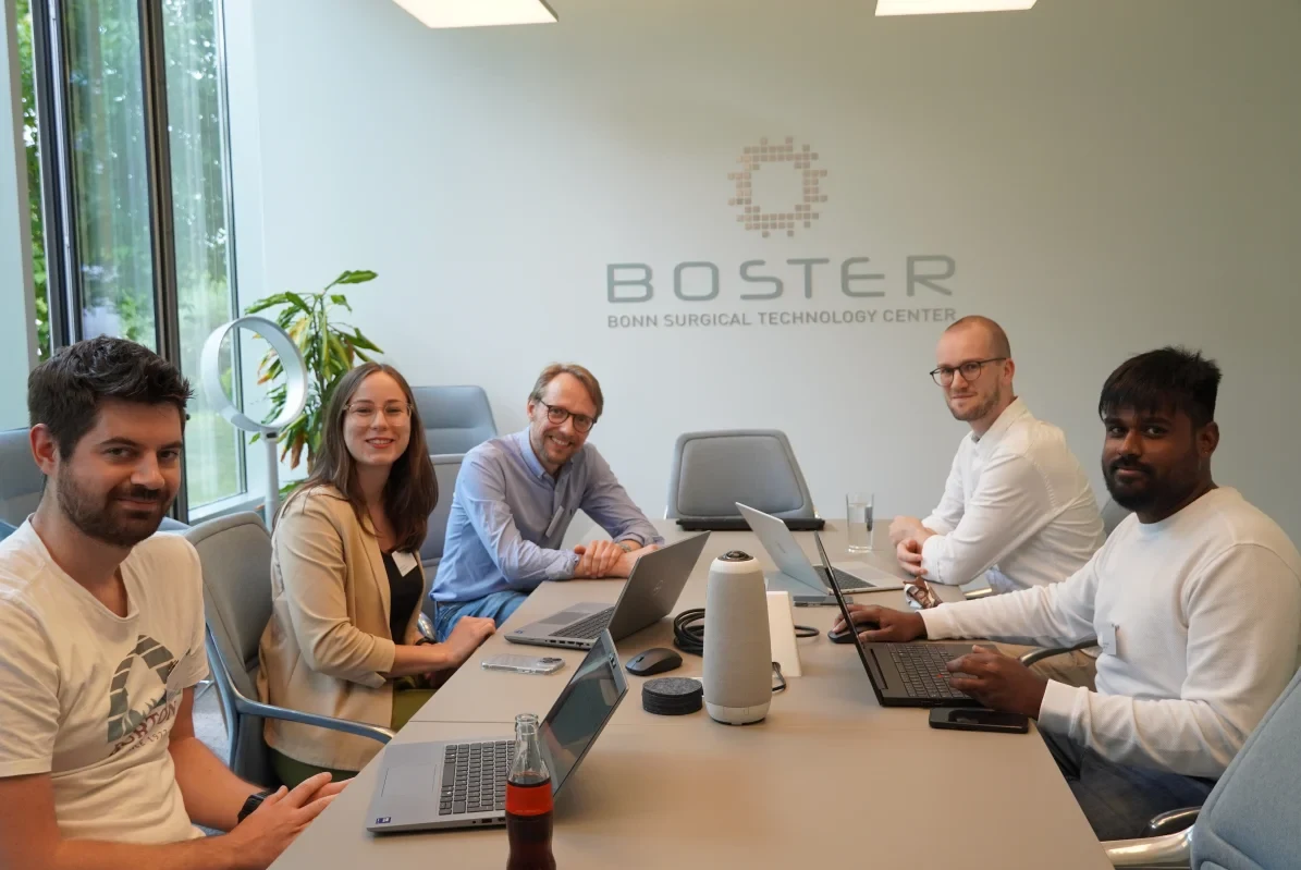 Die Jury des #Hack4Surgery tagt (Manuel Lentzen, Sophia Krix, Dr. Nils Sommer, Dr. Jonas Henn, Dhanakumaresh Subramani, v.l.n.r.)