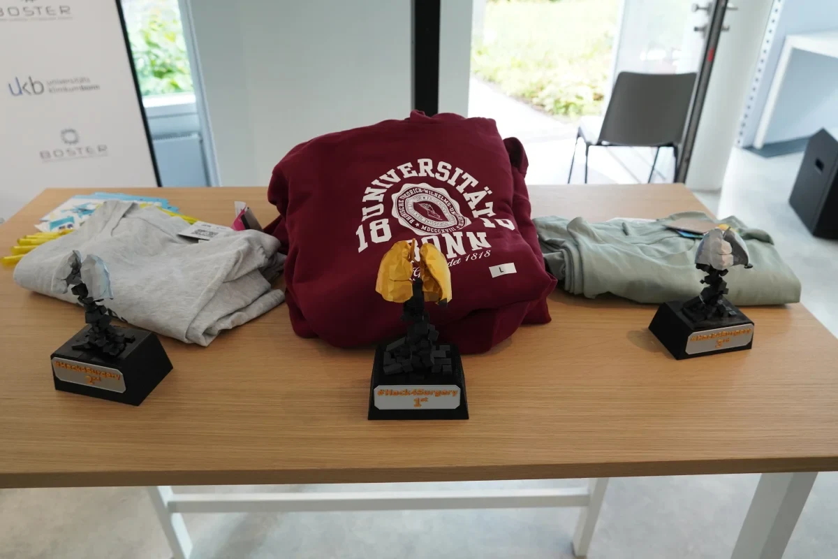 Die Pokale für die Gewinner*innen des #Hack4Surgery