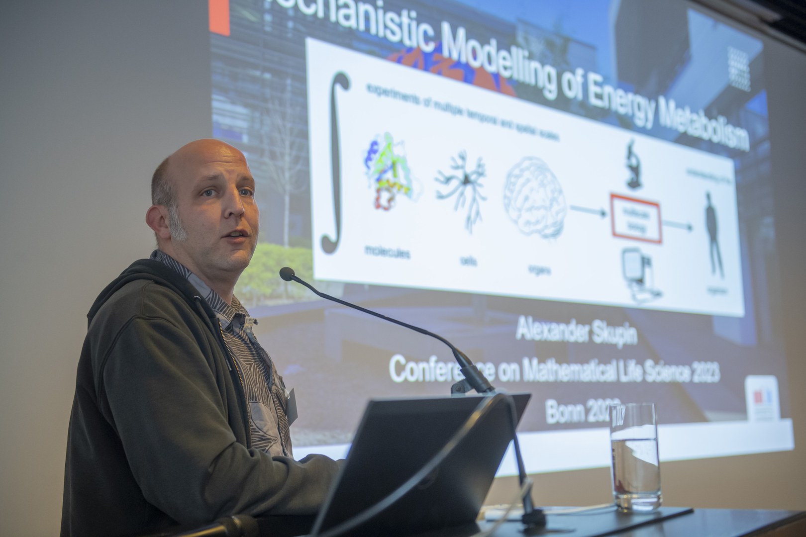 Prof. Dr. Alexander Skupin von der University of Luxemburg sprach in einer Session am ersten Konferenztag über mechanistische Multiskalenmodellierung des Energiestoffwechsels.