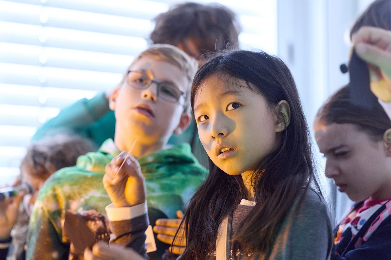 Beim Institut für Angewandte Physik konnten die Kinder Spannendes über Lichtspektren lernen und das Licht verschiedener Gasentladungen betrachten.