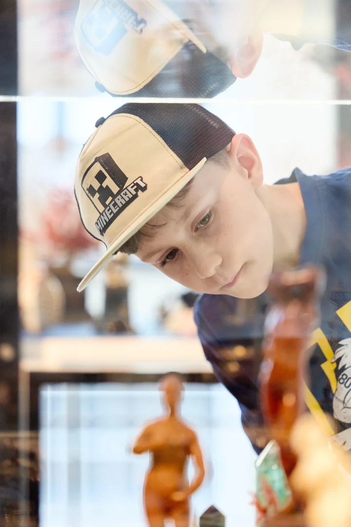 Ein Blick in die Vitrine im Arithmeum, dem Museum der Uni Bonn zum Thema "Rechnen einst und heute".