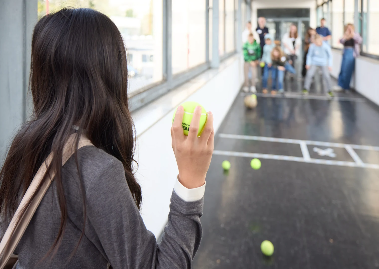 Mit Tennisbällen wir der "Atom-Fußball" beschossen, um die Nutzung eines Lasers zu simulieren.