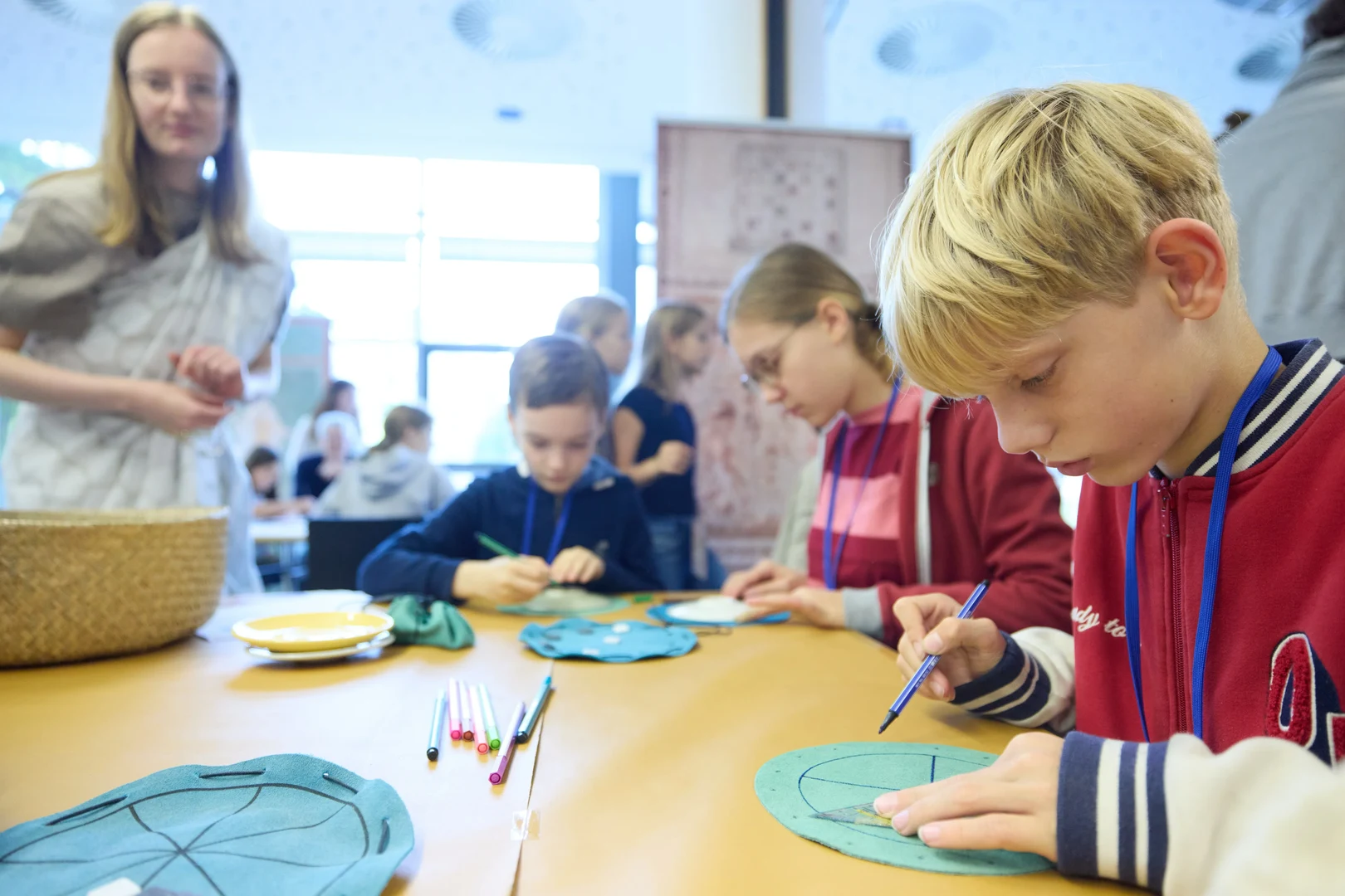 Konzentriertes Arbeiten am Basteltisch.