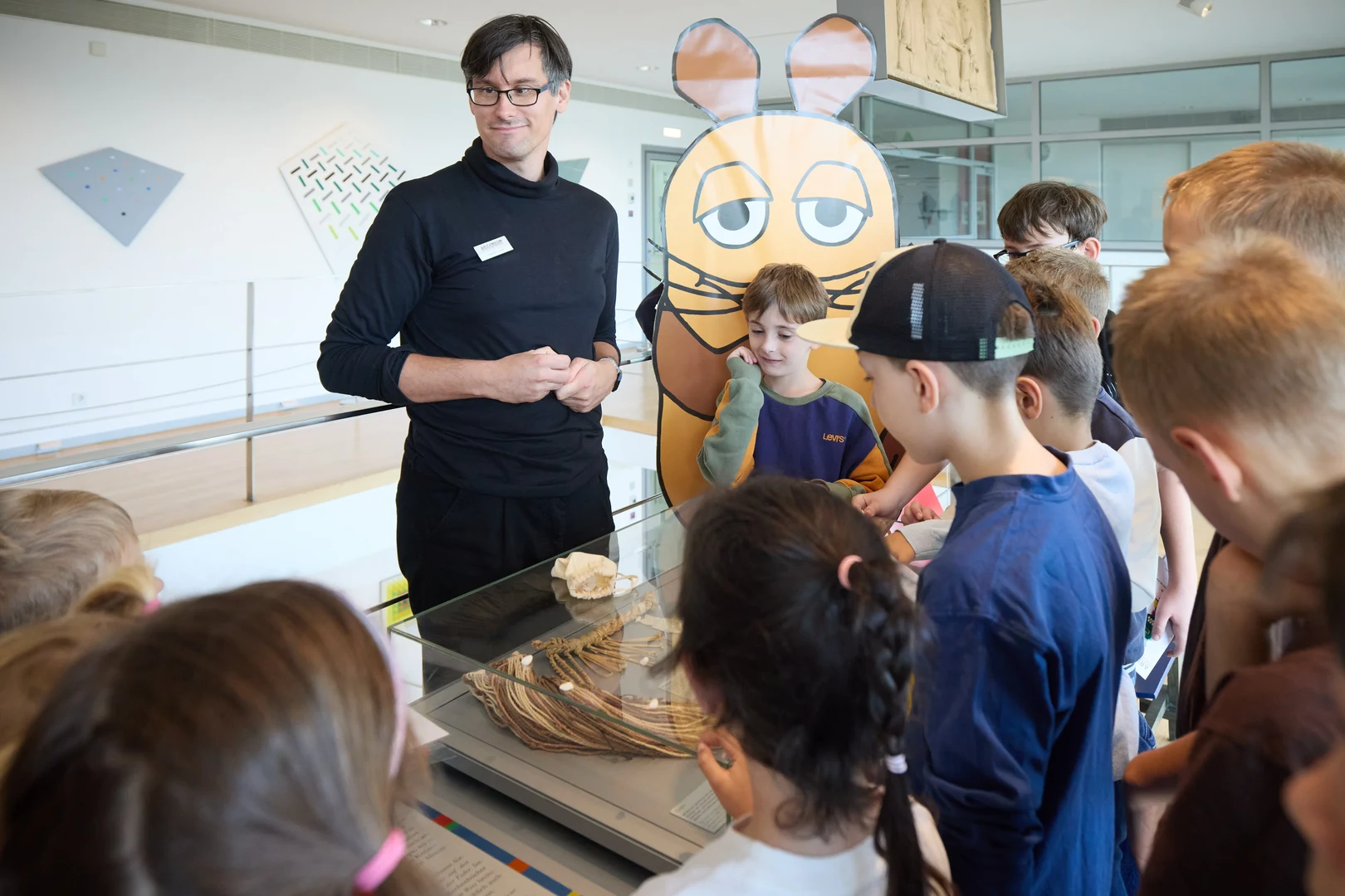 Christen Gorny vom Arithmeum zeigt den Kindern alte Zähltechniken.