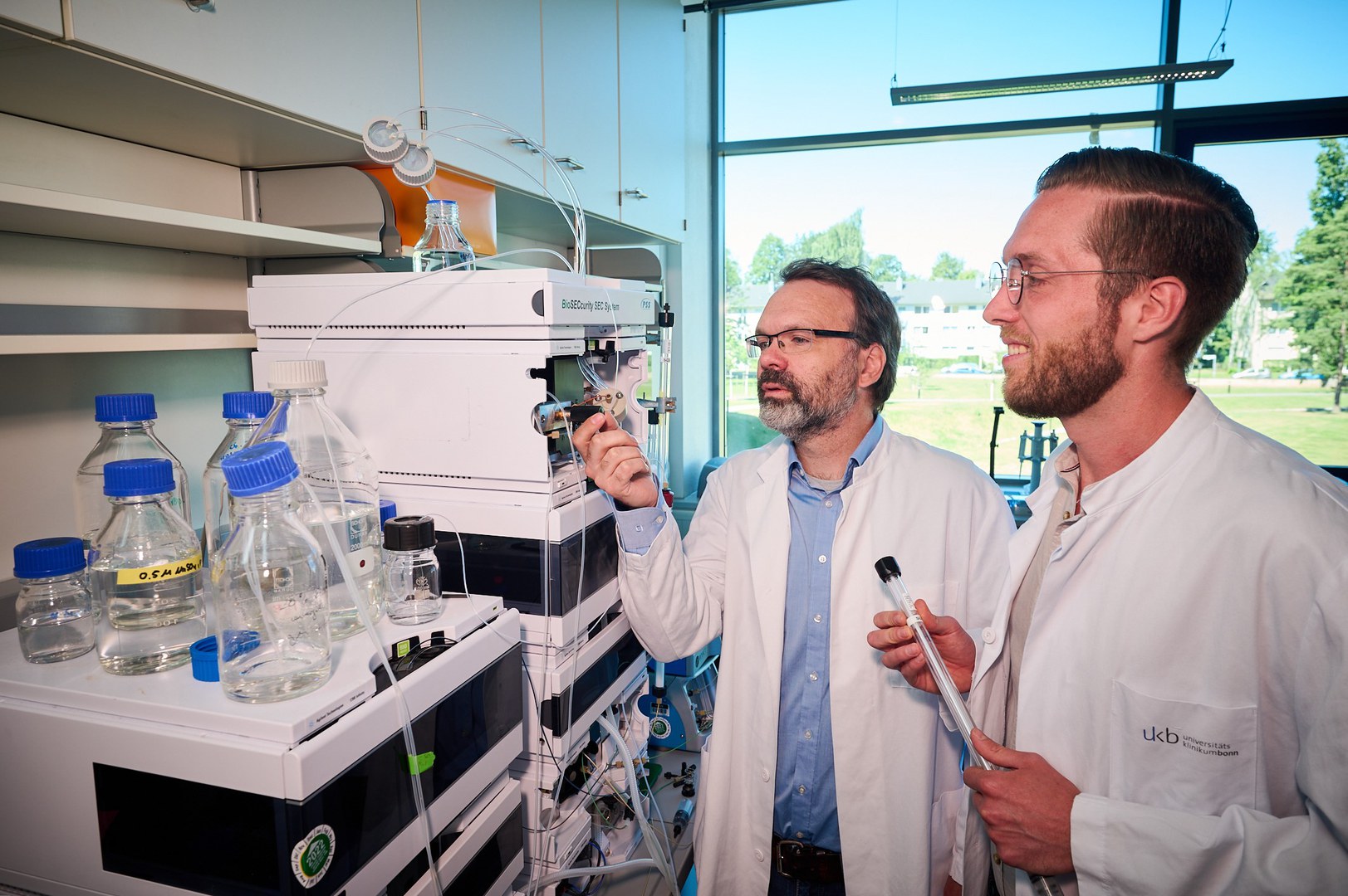 (v. li) PD Dr. Gregor Hagelueken und Dr. Martin Peter sind im Labor einem bakteriellen Lastenaufzug auf der Spur, der Krankheitserregern hilft, sich vor unserem Immunsystem zu verstecken.