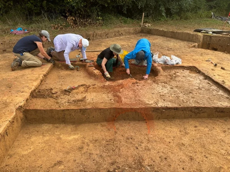 Die Studierenden legten einen römischen Töpferofen frei und untersuchten ihn vollständig und detailliert.
