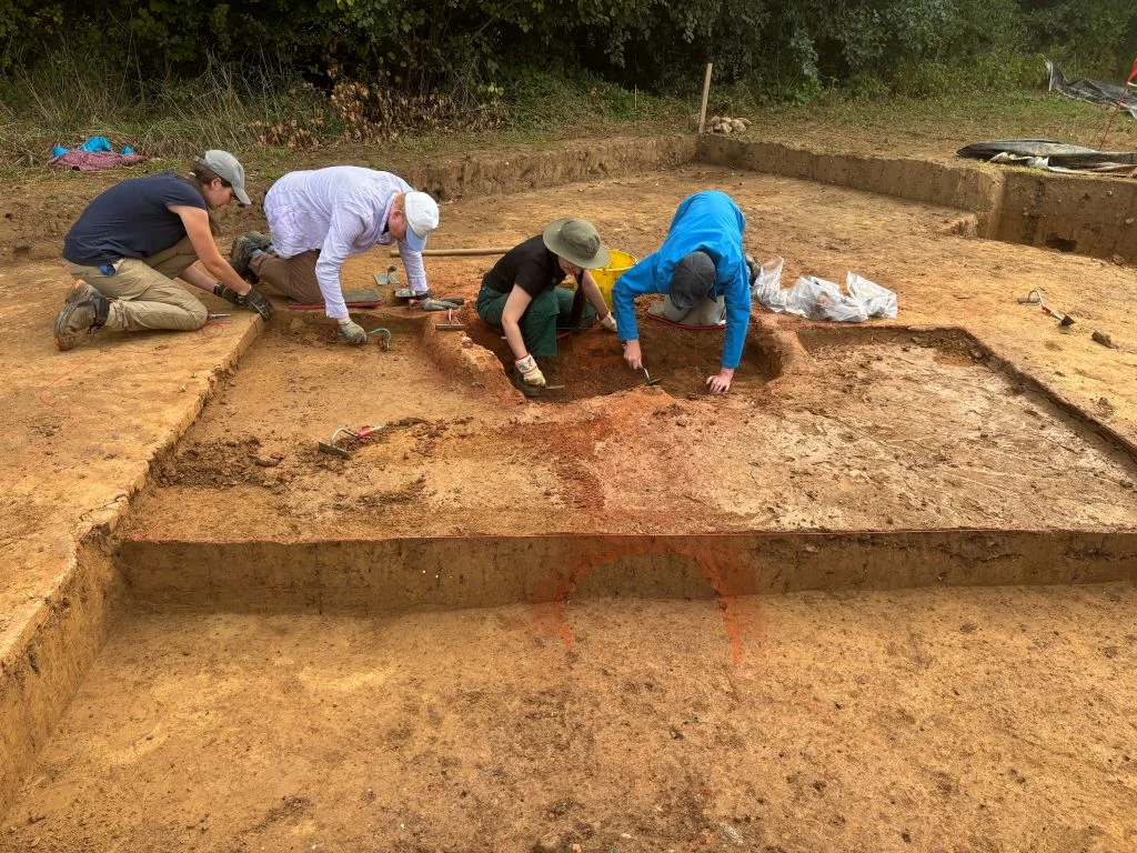 Die Studierenden legten einen römischen Töpferofen frei und untersuchten ihn vollständig und detailliert.