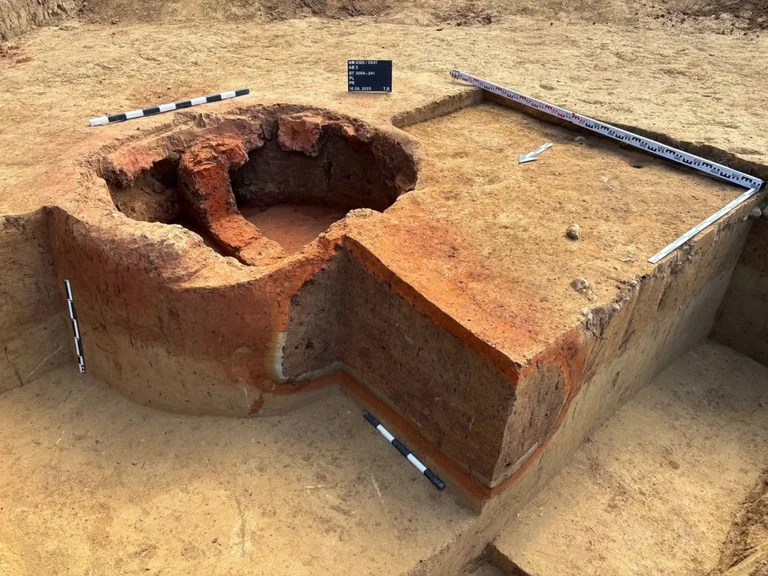 Überreste des Ofens: Durch ein im Schürkanal entfachtes Feuer steigen heiße Gase in die ursprünglich überkuppelte Ofenkammer zum Brand der Keramik auf.