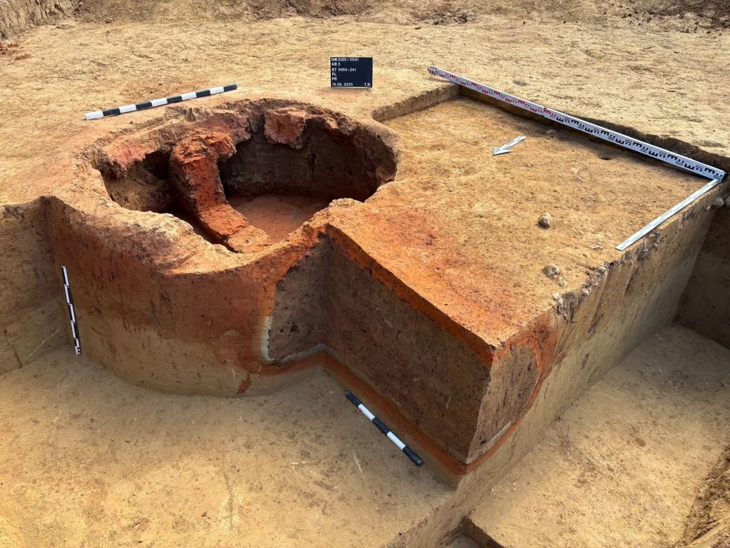 Überreste des Ofens: Durch ein im Schürkanal entfachtes Feuer steigen heiße Gase in die ursprünglich überkuppelte Ofenkammer zum Brand der Keramik auf.