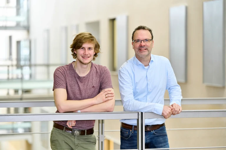 Niels Schneberger, Doktorand am Institut für Strukturbiologie des UKB, mit Arbeitsgruppenleiter PD Dr. Gregor Hagelueken. (v. l.)