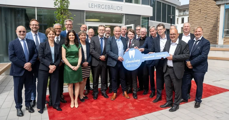 Symbolische Schlüsselübergabe