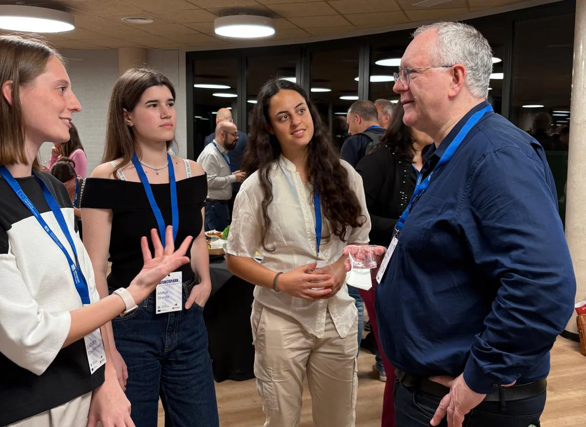 Ins Gespräch kam Rektor Prof. Dr. Dr. h. c. Michael Hoch (rechts)